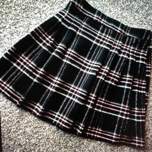 Chic Plaid Mini Skirt in Black and White